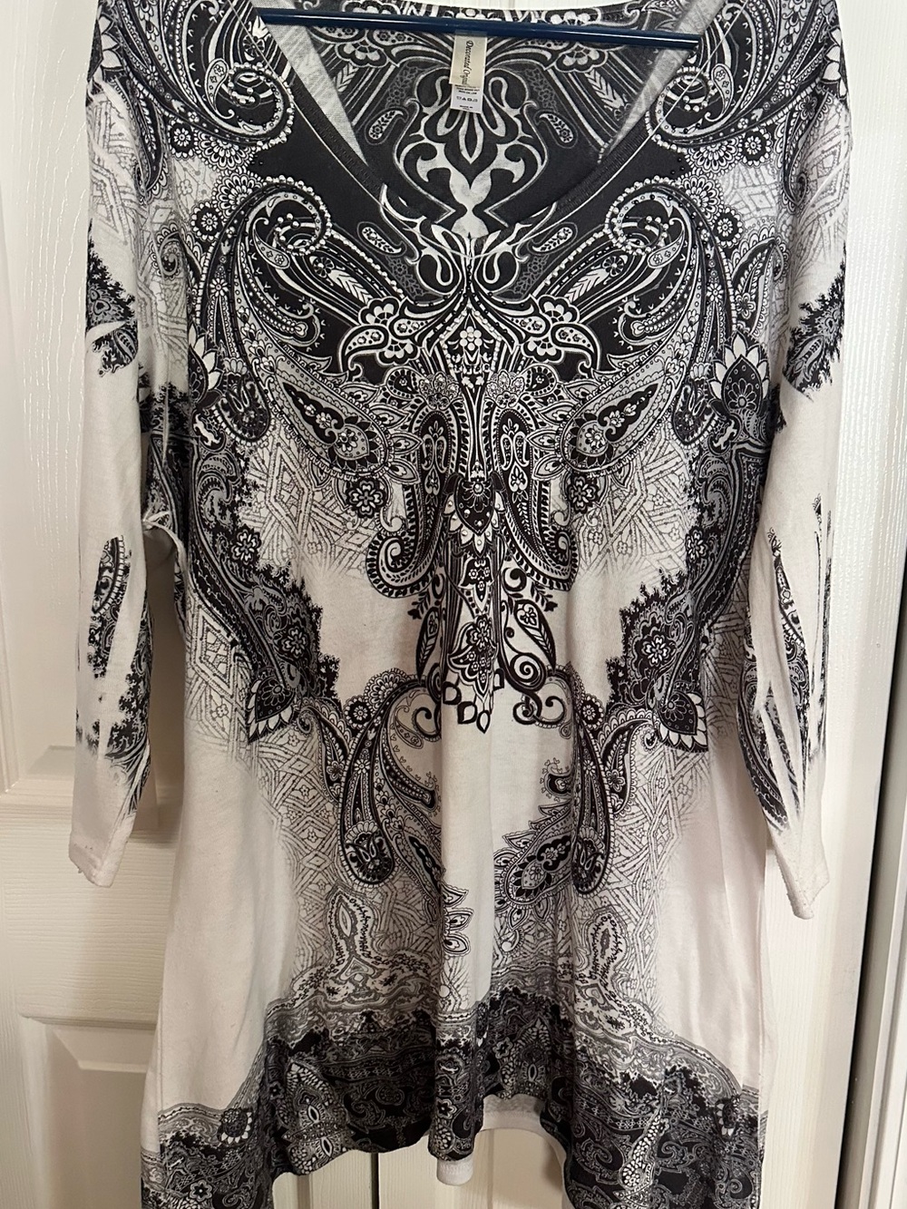 Black & White Paisley V-Neck Tunic Top
